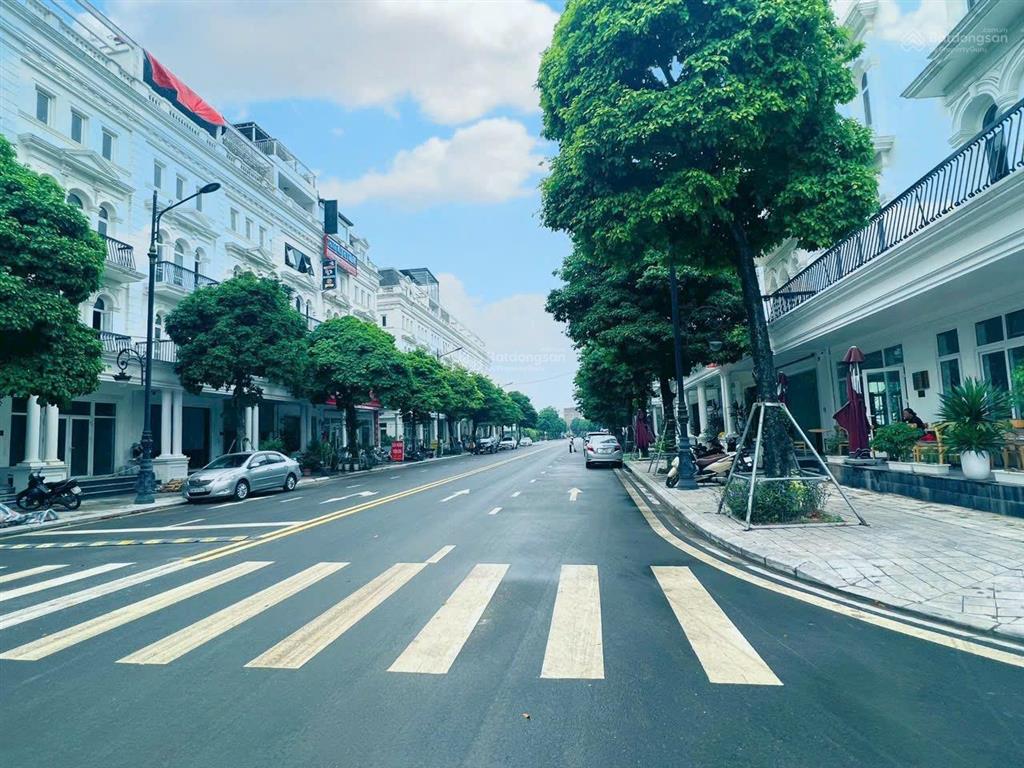 Chính chủ gửi bán căn liền kề louis giá cực tốt có sổ đỏ giá rẻ 24,5 tỷ.  0963 689 ***