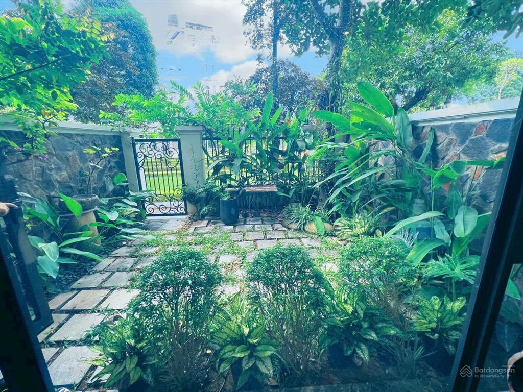 Chính chủ gửi bán căn liền kề louis giá cực tốt có sổ đỏ giá rẻ 24,5 tỷ.  0963 689 ***
