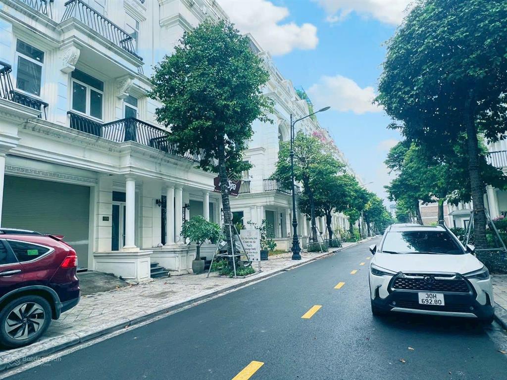 Chính chủ gửi bán căn liền kề louis giá cực tốt có sổ đỏ giá rẻ 24,5 tỷ.  0963 689 ***