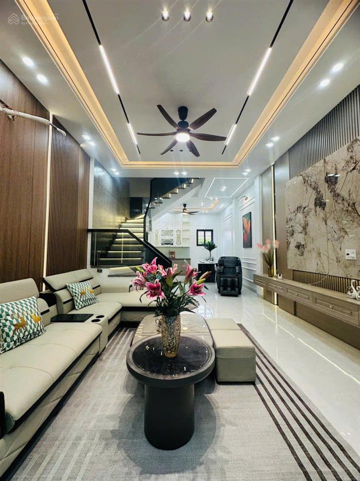 Bán nhà mới xây 4 tầng mặt đường quỳnh hoàng ngay gần bể bơi tặng full nội thất, ghế massage
