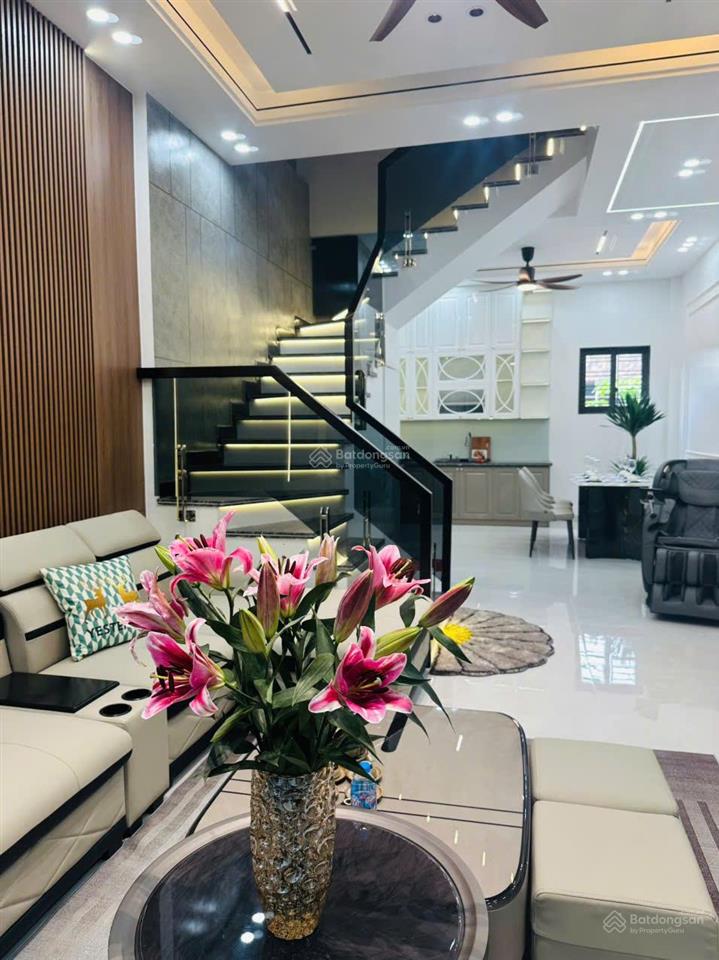Bán nhà mới xây 4 tầng mặt đường quỳnh hoàng ngay gần bể bơi tặng full nội thất, ghế massage