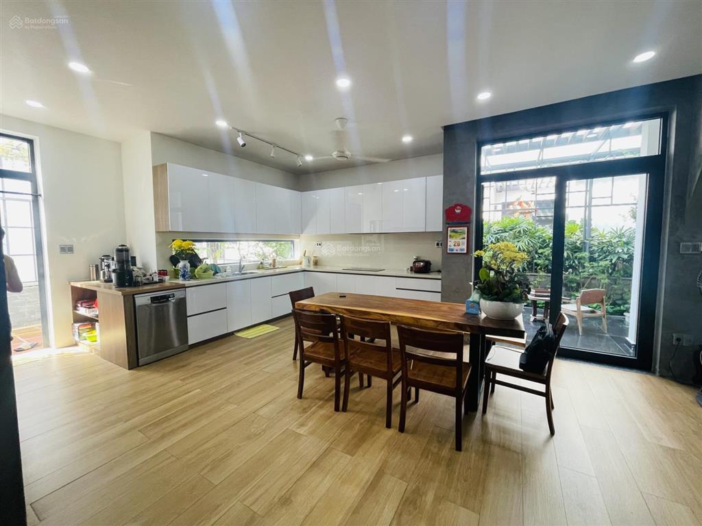 Bán biệt thự sân vườn lucasta khang điền