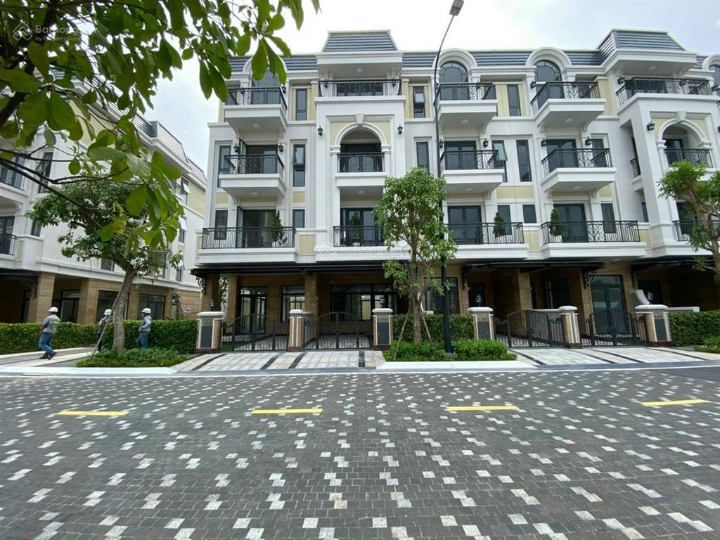 Bán nhà sân vườn the classia, đối diện công viên