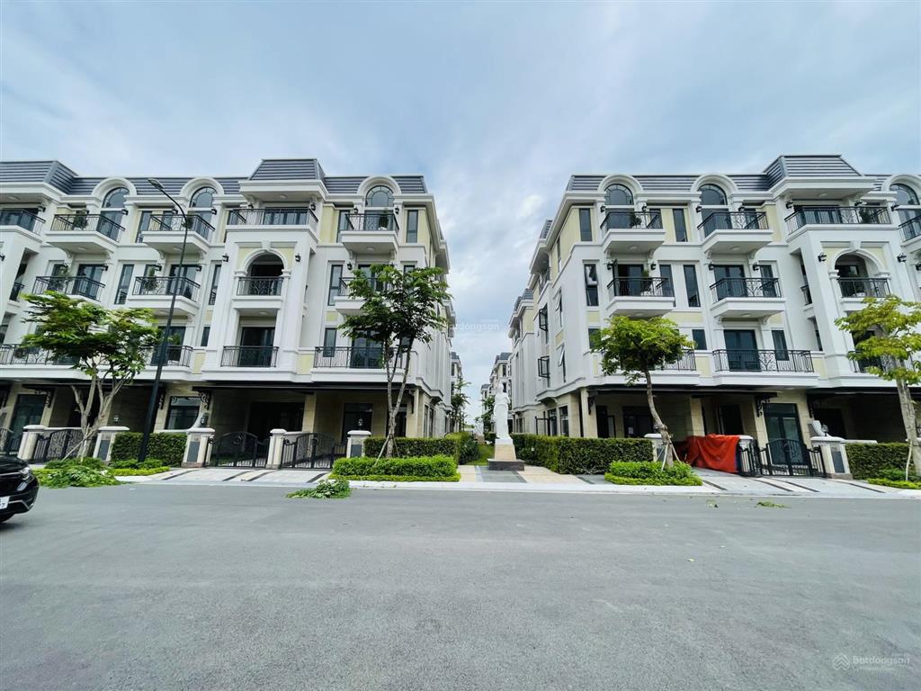 Bán nhà sân vườn the classia, đối diện công viên