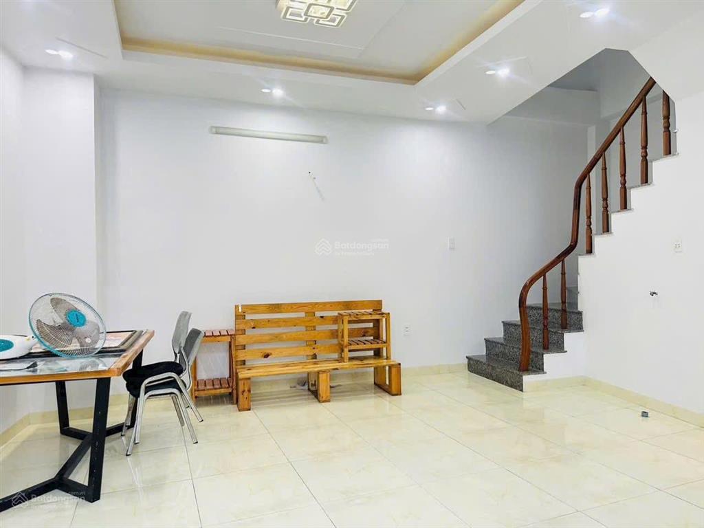 Cần bán nhà 1tr2 lầu cach biển bãi trước đi bộ khoảng 5 phút