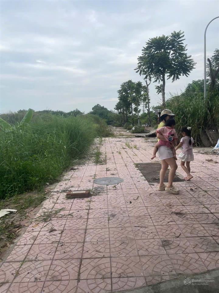 Đất đấu giá thôn vàng gia lâm đường 2 ô tô tránh, vỉa hè, giá 105tr/m2