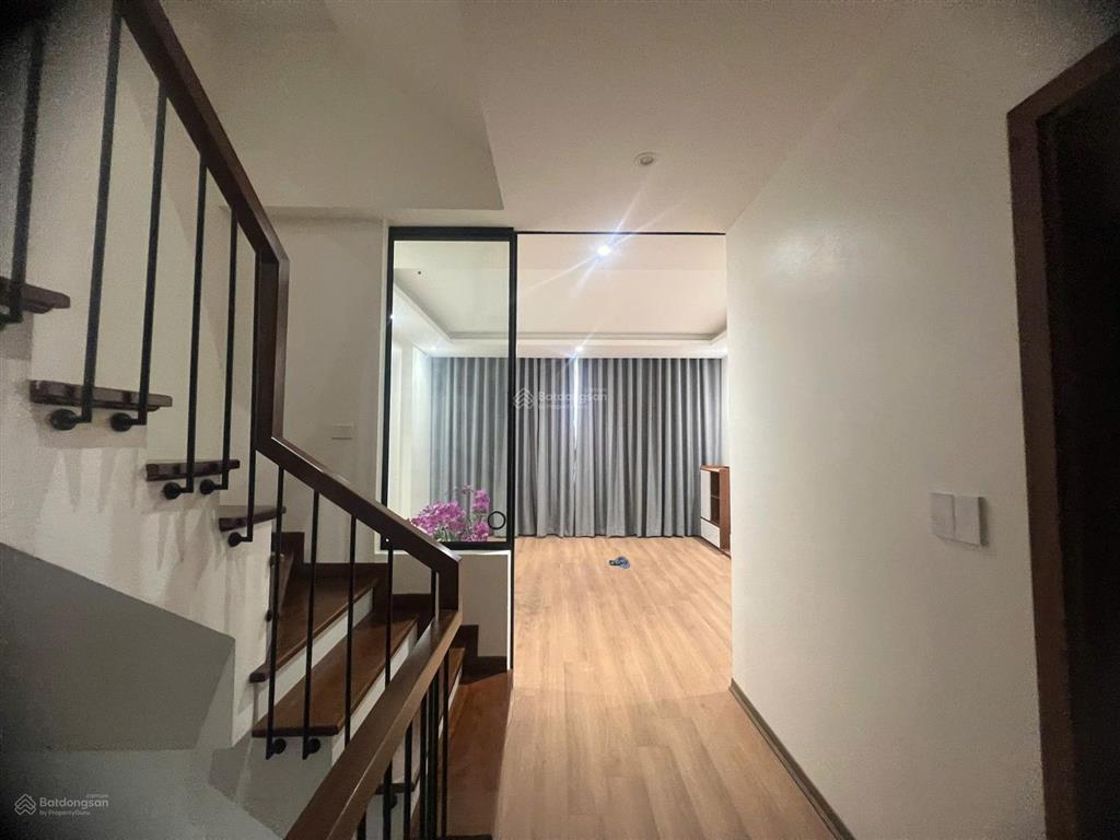 Chính chủ cần tiền bán gấp liền kề view vườn hoa, hoàn thiện có thang máy, 17,9tỷ  0988 970 ***