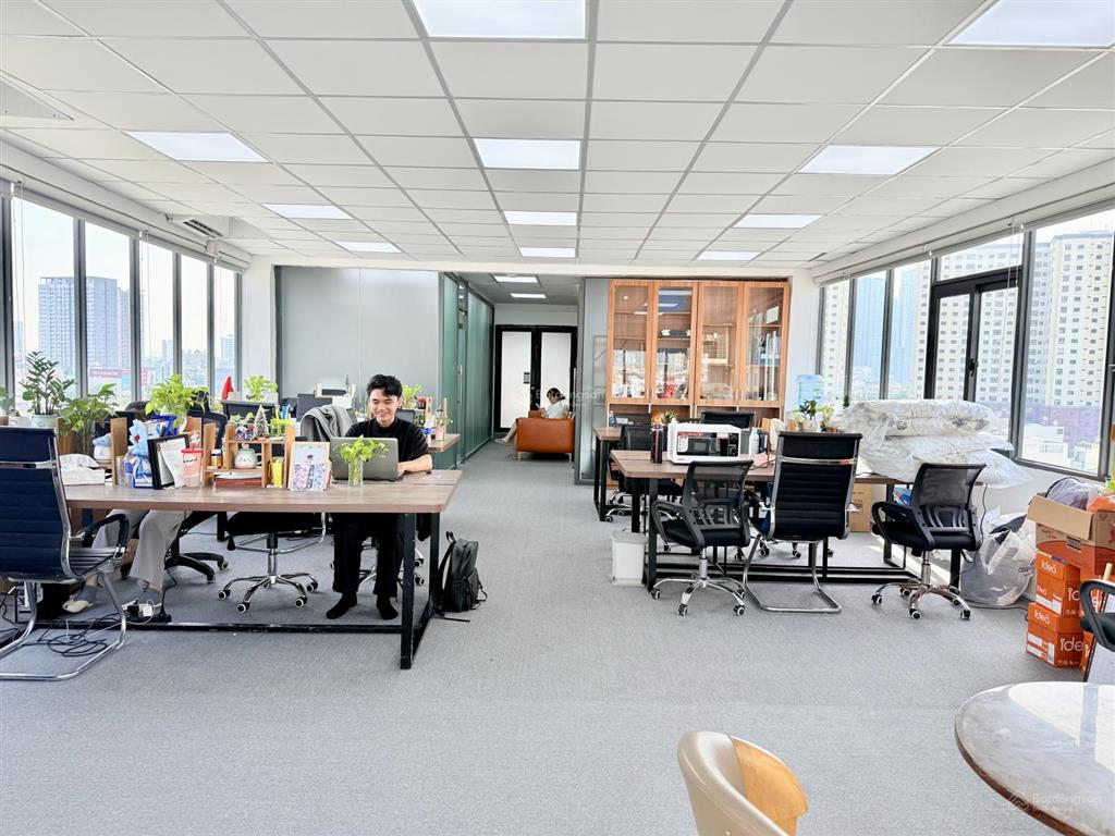 Văn phòng bình thạnh dt 81m2 giao quận 1  2, setup sẵn nội thất