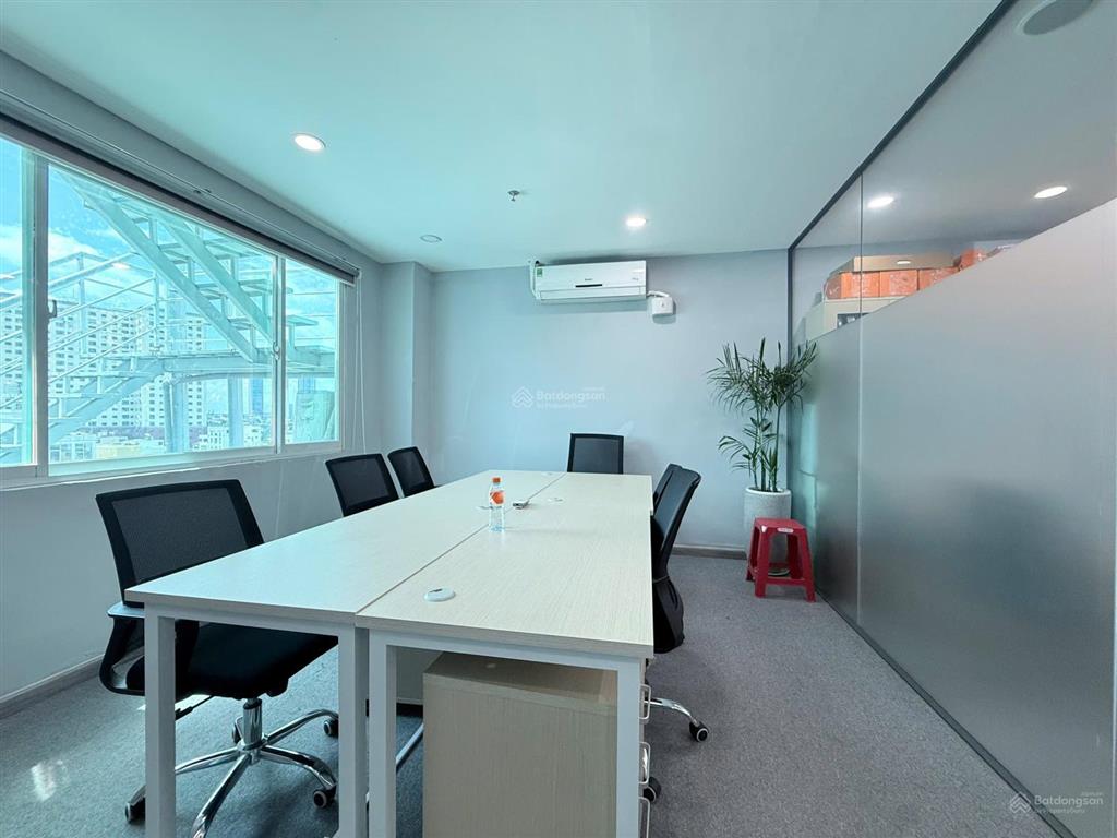 Văn phòng ngay ngã 4 hàng xanh  dt 210m2  fitout sẵn chỉ từ 10$