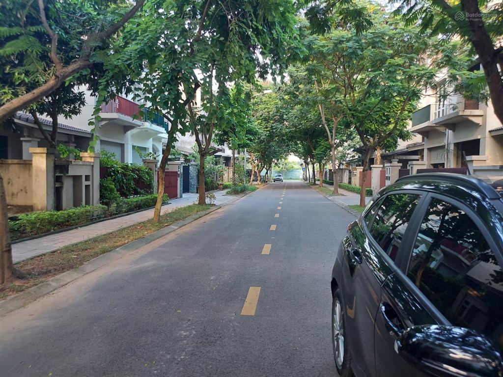 Gia đình cần bán căn góc biệt thự vườn khu sunny garden city. sài sơn. quốc oai.  0985 242 ***