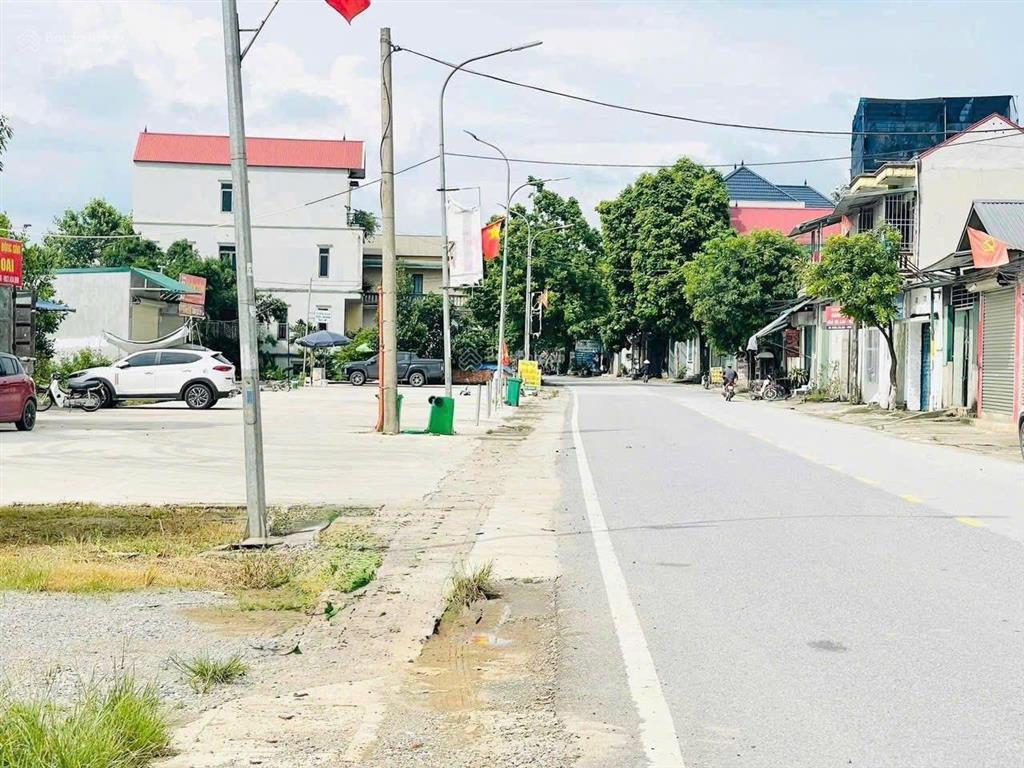 Bán nhanh lô mặt đường chợ bương cấn, hữu kinh doanh sầm uất.  0985 242 ***