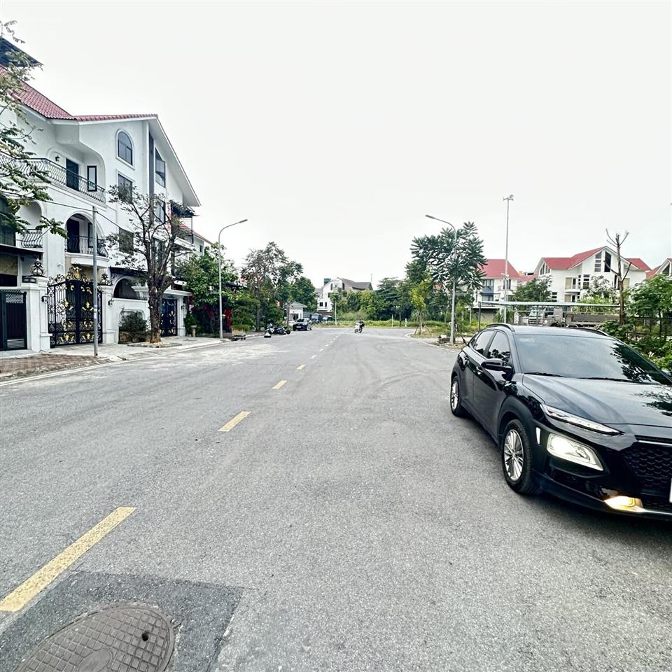 Anh zai cần bán bt 230m đẹp khu newhouse city giá chỉ 2x tỷ ạ. căn cạnh góc đẹp.  0985 242 ***