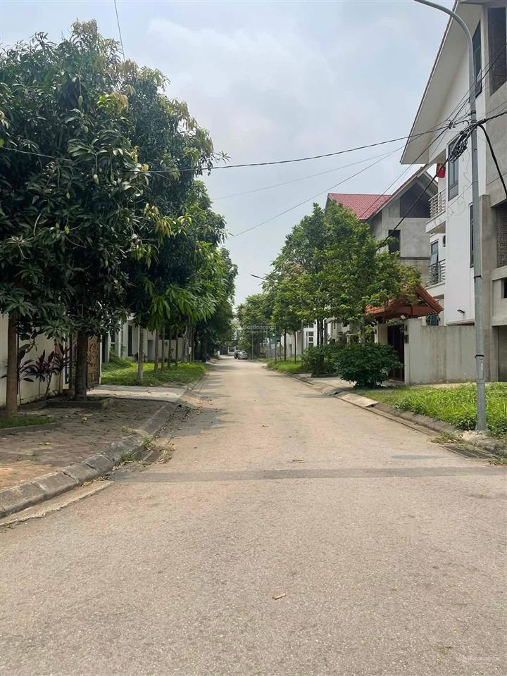 Anh zai cần bán bt 230m đẹp khu newhouse city giá chỉ 2x tỷ ạ. căn cạnh góc đẹp.  0985 242 ***