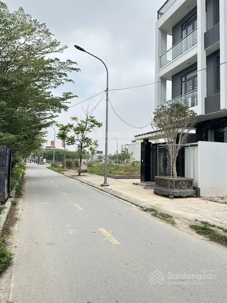 Gia đình cần bán lô góc 77m mặt đường đôi khu đấu giá khánh tân, sài sơn. quốc oai.  0985 242 ***