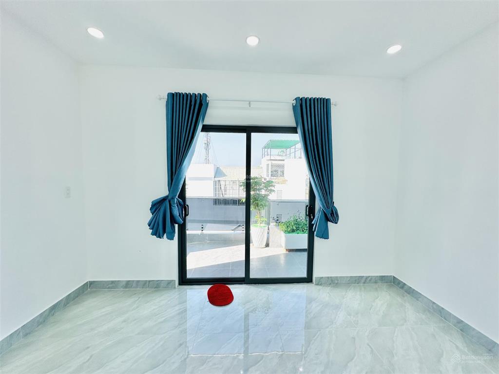 Giảm 1.1 tỷ căn nhà 4.43m x 13m 1 lửng 3 lầu hẻm nhựa 6m thông kinh doanh sát đường trần thị năm