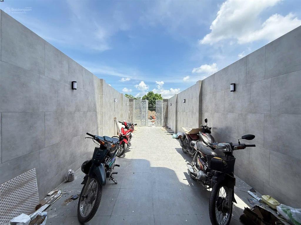 Bán nhà phố dt đẹp 4m x 30m xây mới 4.5 tầng có thang máy, hẻm 14m có vỉa hè cây xanh