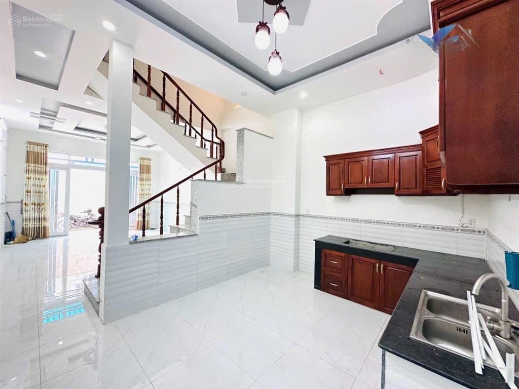 Bán nhà 4.5m x 14m, 4 tầng góc 3 mặt tiền rất đẹp đối diện trường học cấp 3 đường lê văn khương