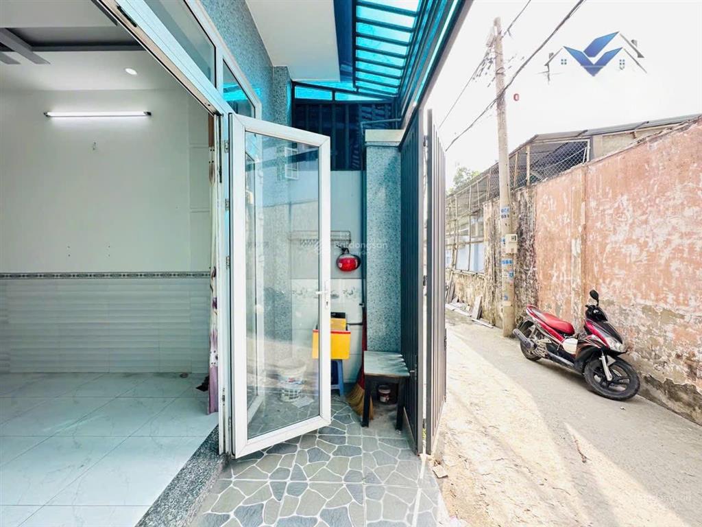 Bán nhà 4.5m x 14m, 4 tầng góc 3 mặt tiền rất đẹp đối diện trường học cấp 3 đường lê văn khương