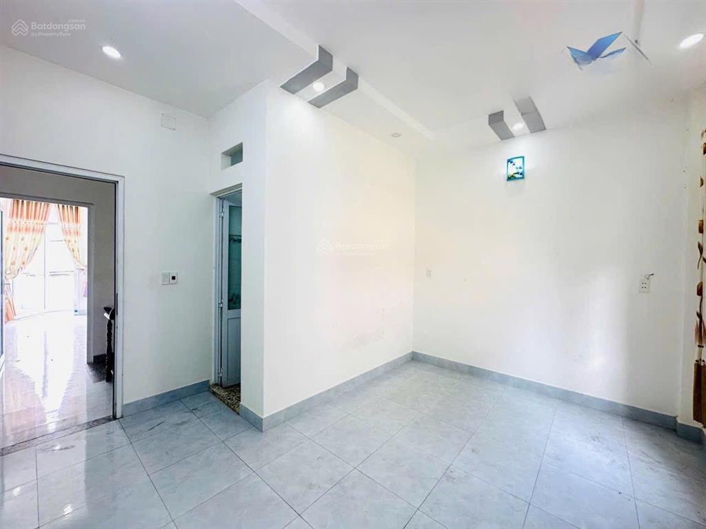 Bán nhà 4.5m x 14m, 4 tầng góc 3 mặt tiền rất đẹp đối diện trường học cấp 3 đường lê văn khương