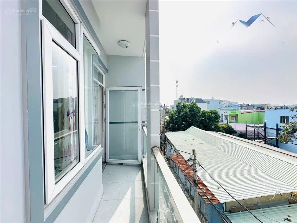 Bán nhà 4.5m x 14m, 4 tầng góc 3 mặt tiền rất đẹp đối diện trường học cấp 3 đường lê văn khương