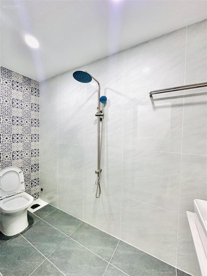 Bán nhà đẹp 4,1mx15m 2 tầng có sân rộng để xe hơi trong nhà đường nguyễn thị búp p. tân chánh hiệp