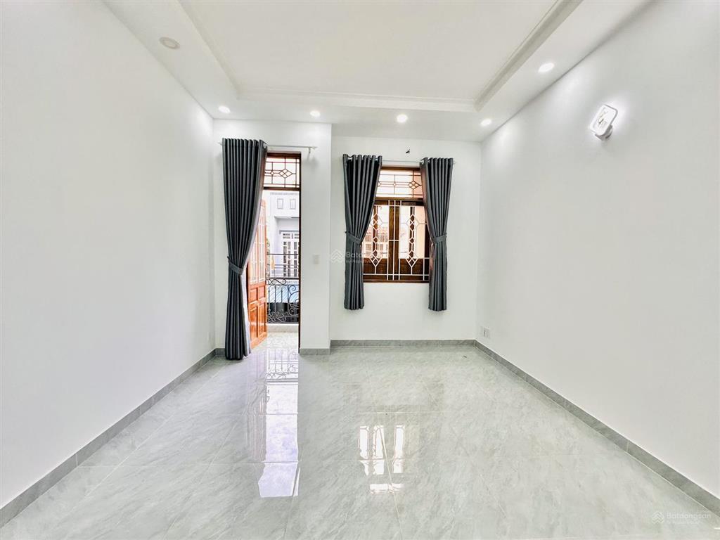Bán nhà đẹp 4,1mx15m 2 tầng có sân rộng để xe hơi trong nhà đường nguyễn thị búp p. tân chánh hiệp