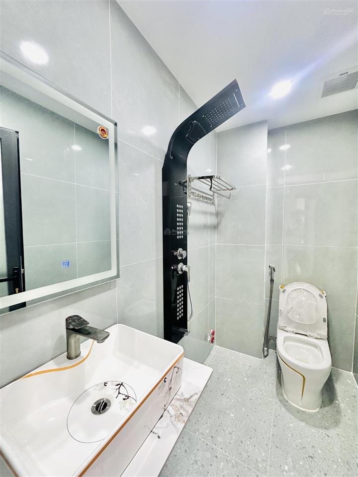 Giảm 500 triệu nhà phố 4m x 16m xây mới 4.5 tầng có thang máy, hẻm 14m đường thới an 16 q12