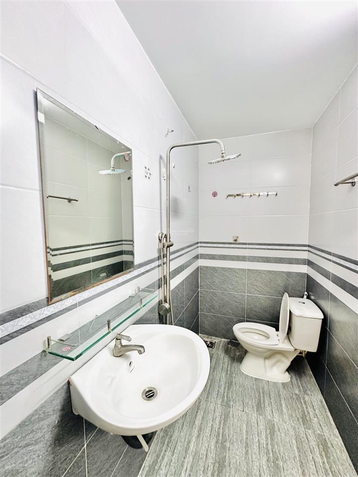 Nhà phố 4m x 16m 2.5 tầng để xe hơi trong nhà hẻm nhựa 7m đường nguyễn thị búp ngay hiệp thành city