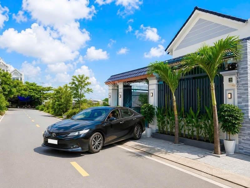 Biệt thự mái thái 9m x 13m góc 2 mặt tiền đường thới tam thôn 14  hóc môn mở cty, spa. giá 5.48 tỷ
