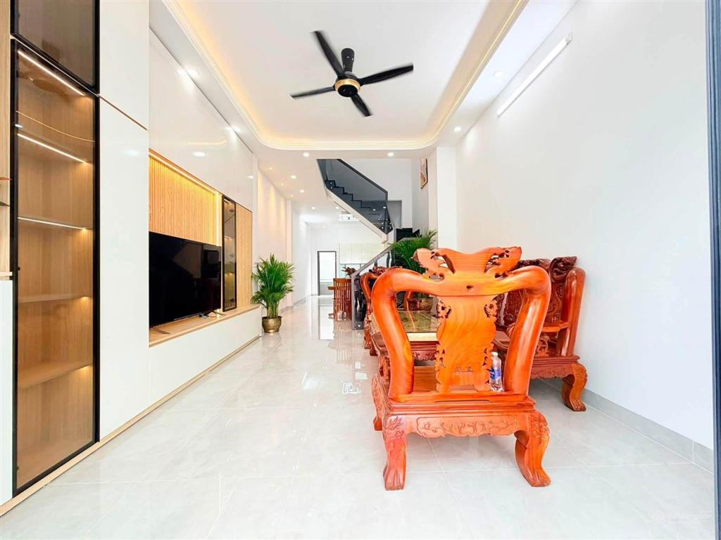 Bán gấp nhà 4m x 23m xây mới 2 tầng có sân rộng 8m đường hiệp thành 17 gần bến xe buýt hiệp thành