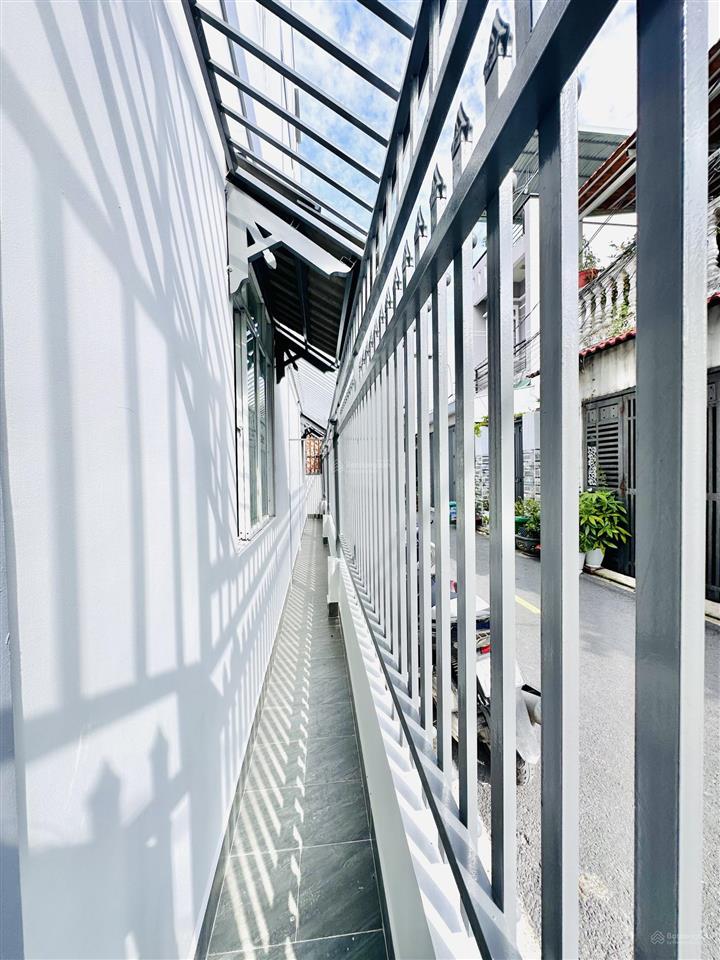 Bán nhà đẹp 4m x 14m 3 tầng góc 2 mặt tiền hẻm nhựa 5m đường lâm thị hố gần hiệp thành city quận 12