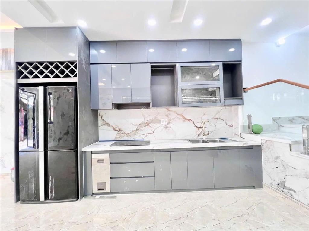Bán nhà đẹp 5m x 13m 2 tầng mái đúc tặng full nội thất hẻm thông xe hơi đường trung mỹ tây 2a q12