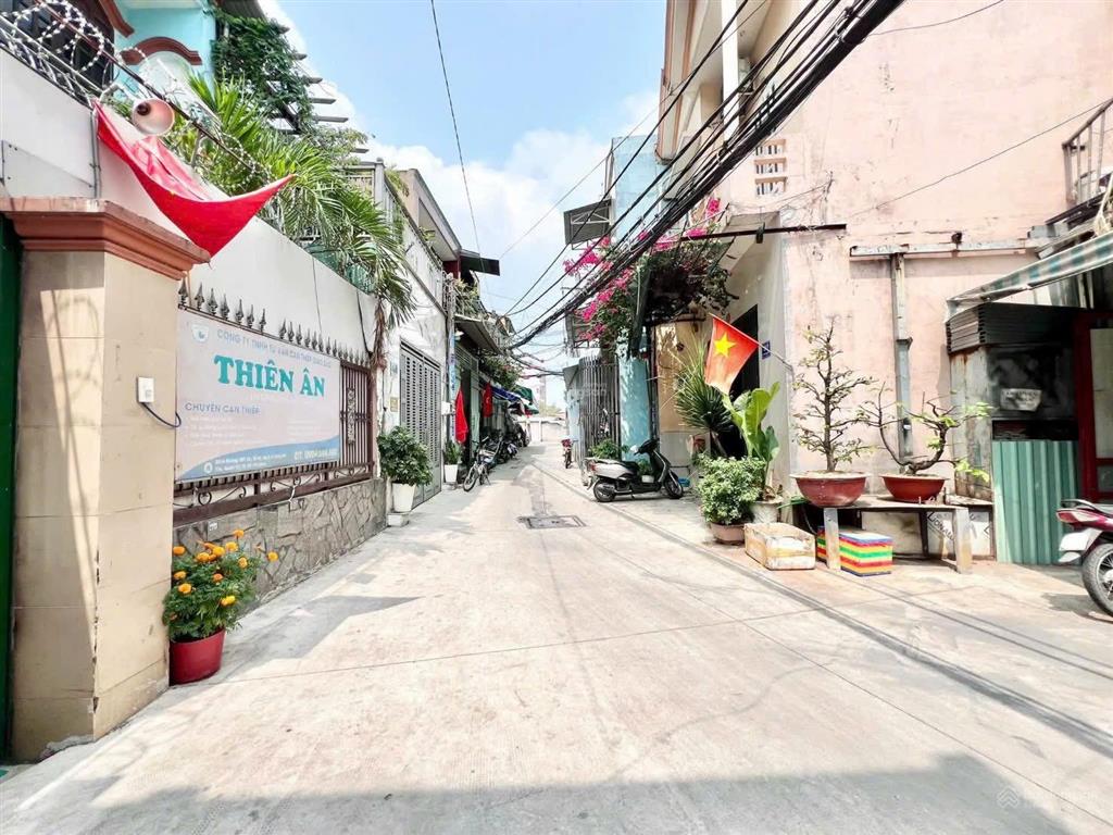 Bán nhà đẹp 5m x 13m 2 tầng mái đúc tặng full nội thất hẻm thông xe hơi đường trung mỹ tây 2a q12