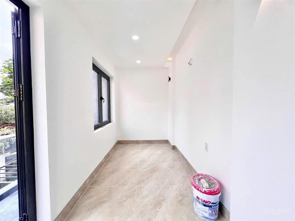 Bán nhà đẹp 5m x 13m 2 tầng mái đúc tặng full nội thất hẻm thông xe hơi đường trung mỹ tây 2a q12
