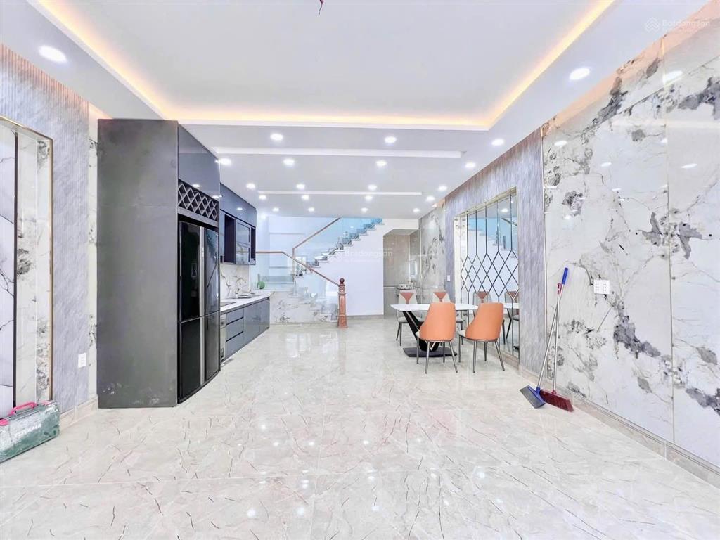 Bán nhà đẹp 5m x 13m 2 tầng mái đúc tặng full nội thất hẻm thông xe hơi đường trung mỹ tây 2a q12