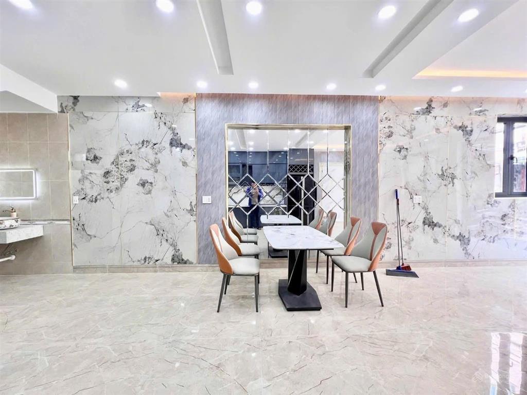 Bán nhà đẹp 5m x 13m 2 tầng mái đúc tặng full nội thất hẻm thông xe hơi đường trung mỹ tây 2a q12
