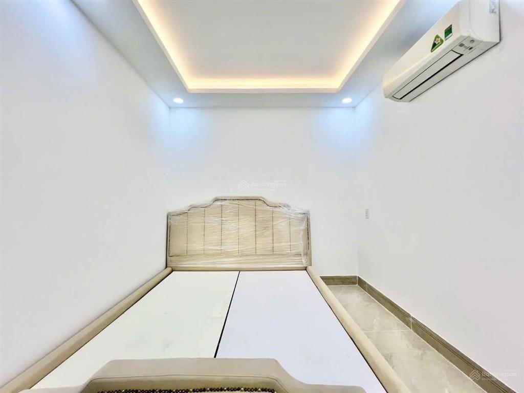 Bán nhà đẹp 5m x 13m 2 tầng mái đúc tặng full nội thất hẻm thông xe hơi đường trung mỹ tây 2a q12