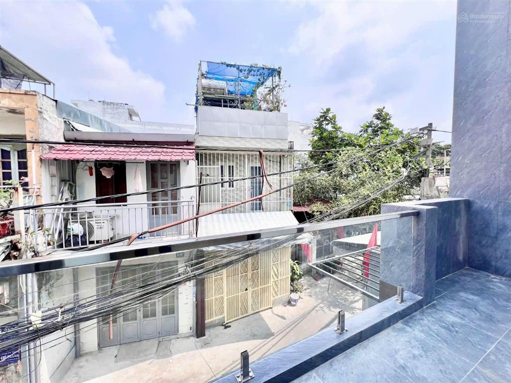 Bán nhà đẹp 5m x 13m 2 tầng mái đúc tặng full nội thất hẻm thông xe hơi đường trung mỹ tây 2a q12