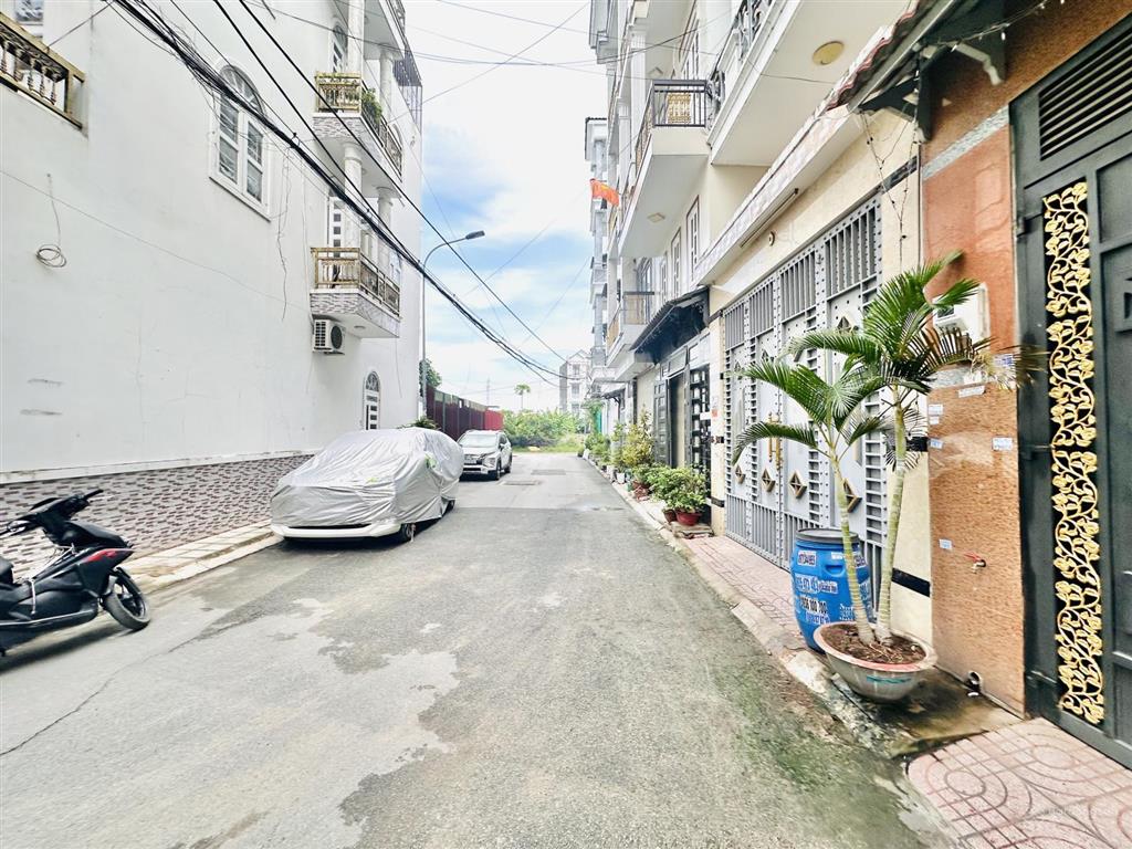 Nhà phố 4,5m x 13m 4 tầng góc 2 mặt tiền hẻm 7m thông đường hiệp thành 13 q12 khu nhà đồng bộ