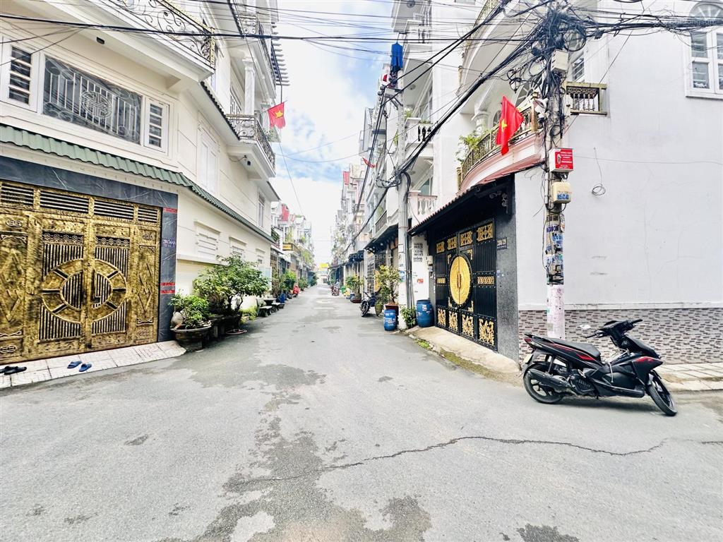 Nhà phố 4,5m x 13m 4 tầng góc 2 mặt tiền hẻm 7m thông đường hiệp thành 13 q12 khu nhà đồng bộ