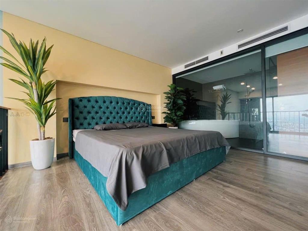 Kẹt ngân hàng bán gấp cc 76m2 tòa pentstudio lạc long quân, 8tỷ4 view cầu nhật tân, sẵn dòng tiền