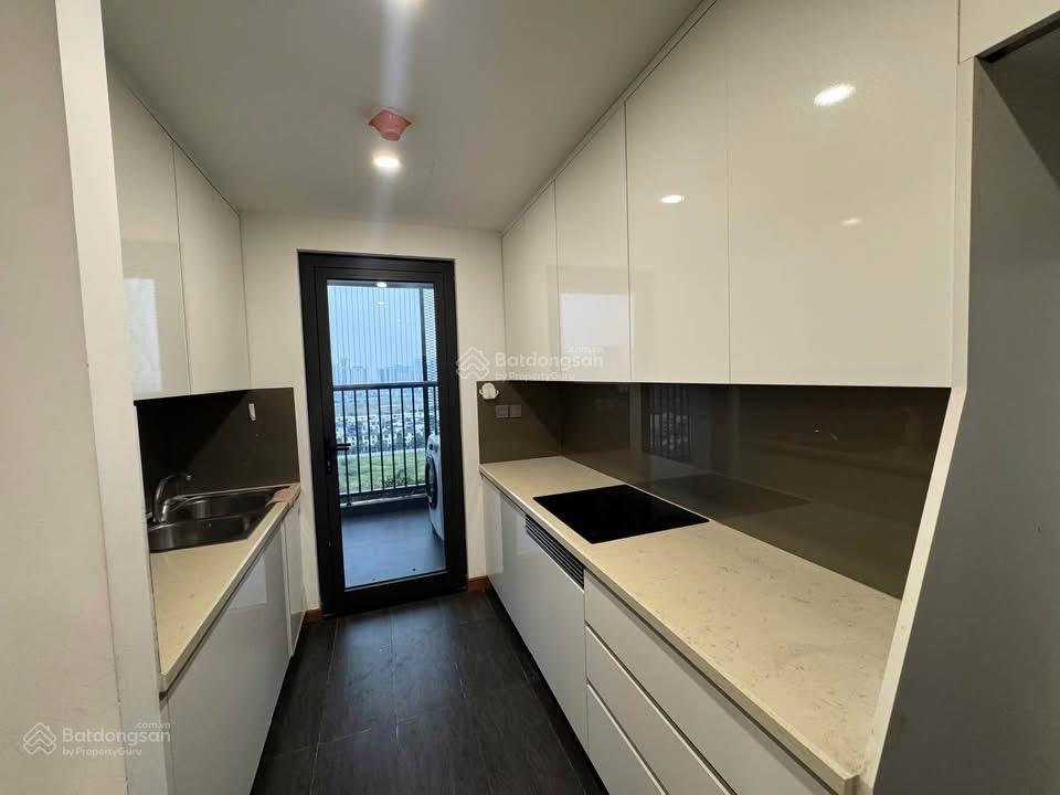 Cho thuê cc 3pn tại 6th element nguyễn văn huyên. giá 23tr/th, có slot ô tô