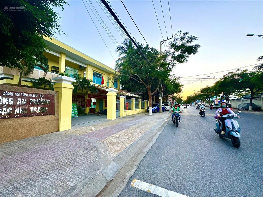 Giảm 100tr bán 2t nhà hẻm oto thông cách biển chỉ 350m phường bắc nha trang, sẵn sổ, giá 5,4 tỷ