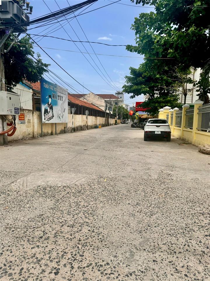 Cần bán nhà 2t hẻm oto thông ngay công an phường bắc nha trang, cách biển 350m, nở hậu, giá 5,4 tỷ