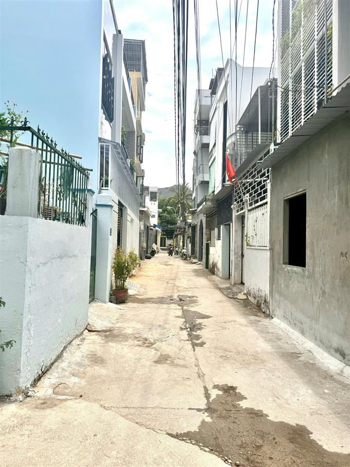 Cần bán nhà 2t hẻm oto thông ngay công an phường bắc nha trang, cách biển 350m, nở hậu, giá 5,4 tỷ