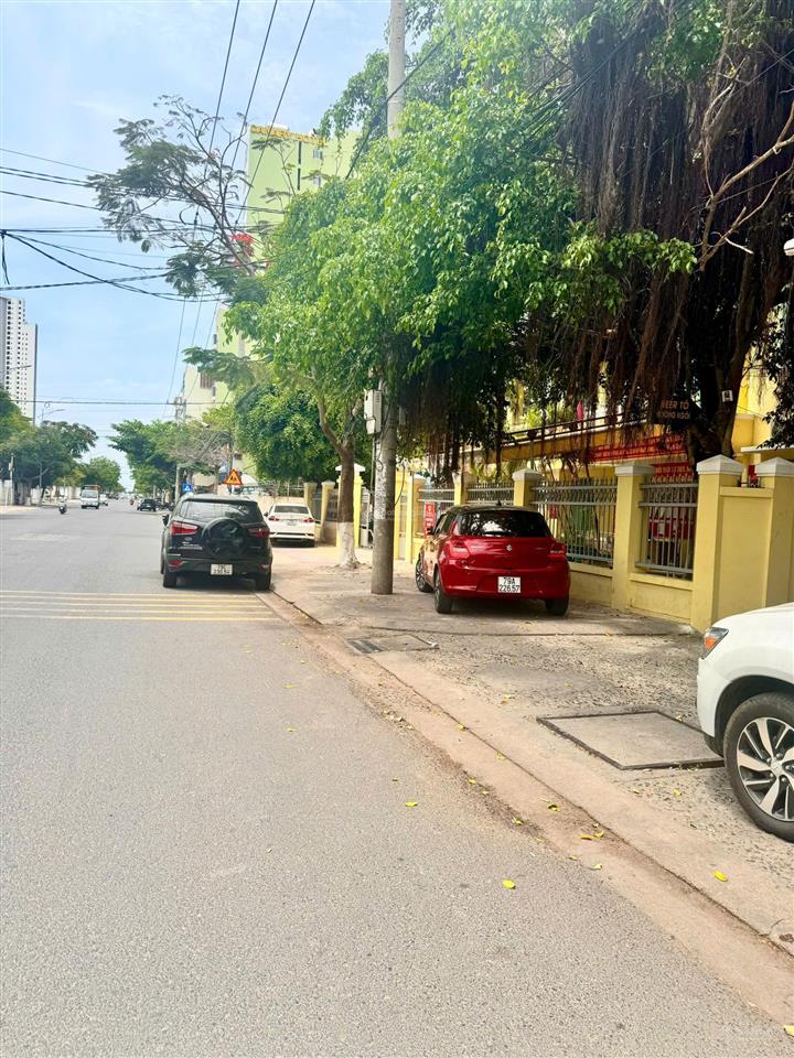 Cần bán nhà 2t hẻm oto thông ngay công an phường bắc nha trang, cách biển 350m, nở hậu, giá 5,4 tỷ