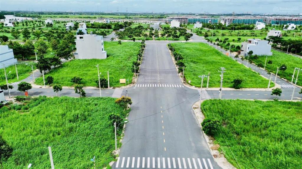 Bán đất nền dt 120m2 (6x20) giá 24tr/m2. thành tiền 2 tỷ 880 tr. vị trí đắc địa sau lưng phố đi bộ