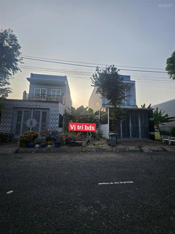 Bán đất 100m2(5x20) đường số 5 cách trung tâm thương mại chỉ 300m giá 2 ty 600 tr nền sạch đẹp