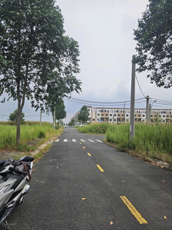 Bán đất nền khu d2 trên đường số 16(12m) giá 2 ty 070tr dt 80m2(5x16) kdc sài gòn village long hậu