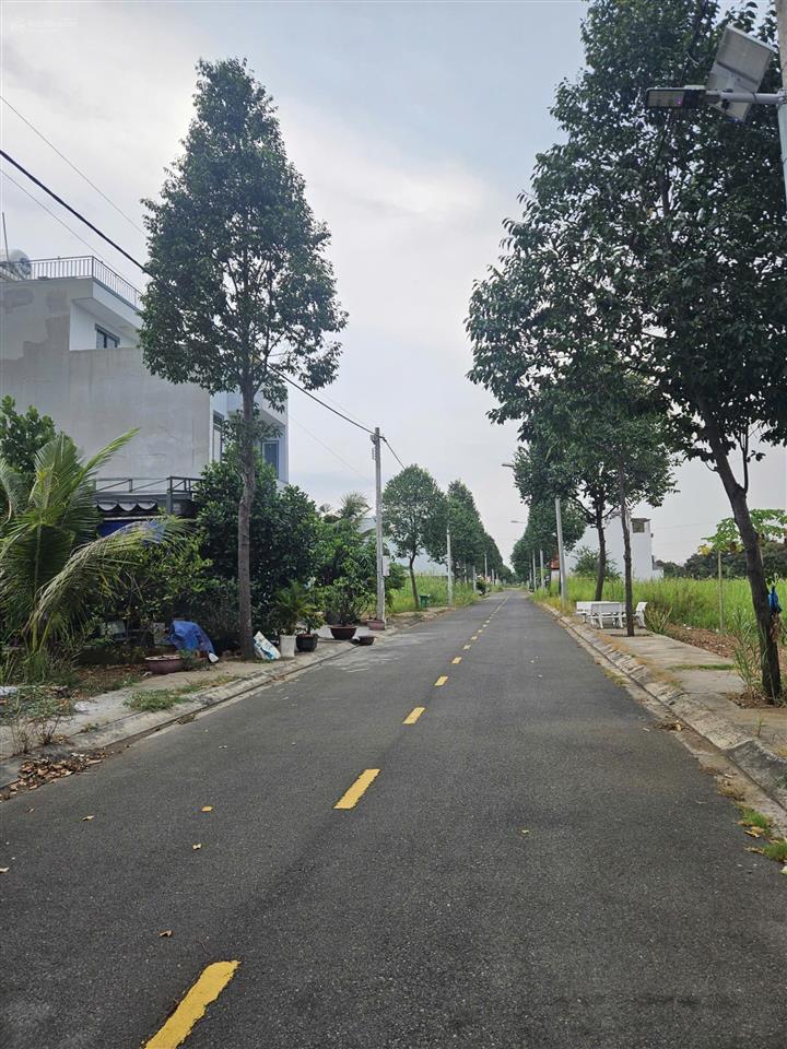 Bán đất nền khu d2 trên đường số 16(12m) giá 2 ty 070tr dt 80m2(5x16) kdc sài gòn village long hậu